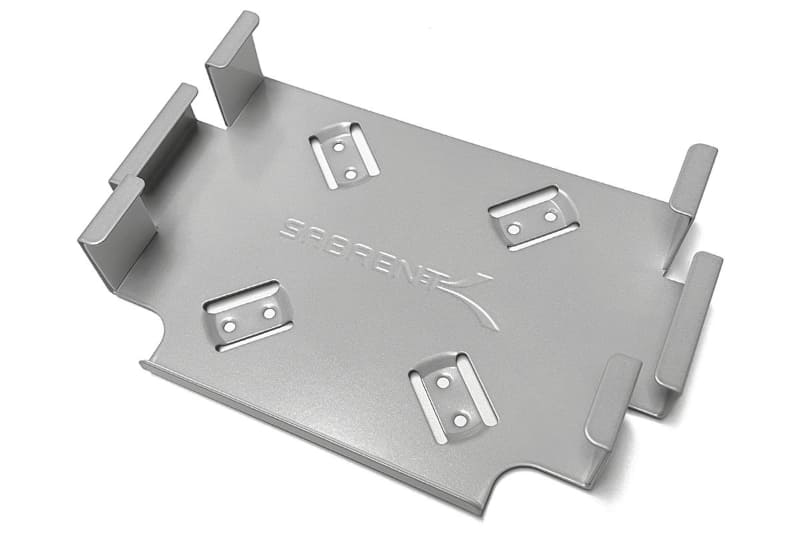 小さいM1 Mac miniをディスプレイスタンドに固定すべく、<a href="https://www.sabrent.com/product/BK-MACM/sabrent-mac-mini-vesa-mount-wall-mount-desk-mount/">Sabrent「Mac mini VESA Mount / Wall Mount / Under Desk Mount（BK-MACM）」</a>というMac miniマウントを購入。壁や机の裏、VESAマウント部にMac miniを固定できる。 <a href="https://www.amazon.co.jp/dp/B07KWKJBQ7/">Amazon</a>で1699円だった。