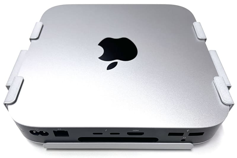 Mac miniをホールドしてくれるマウントだ。Mac miniの向きは自由。手前下の出っ張りでMac minibの抜け落ちを防ぐ。