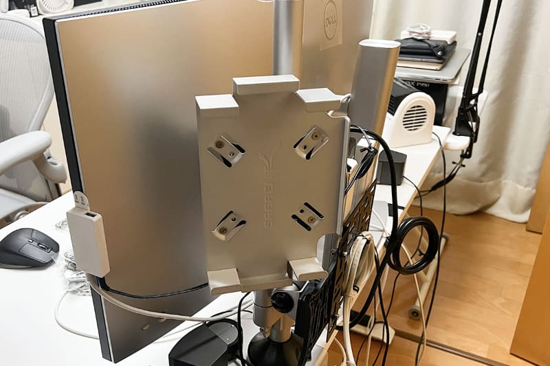 マウントはディスプレイ固定用のポールにあったVESAマウント互換のプレートに固定。