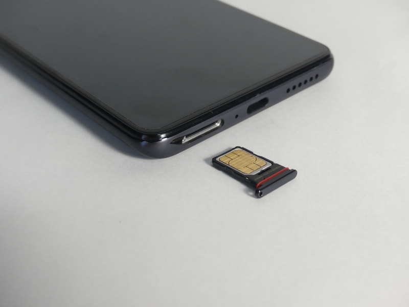 SIMカードはトレイの表と裏に入る