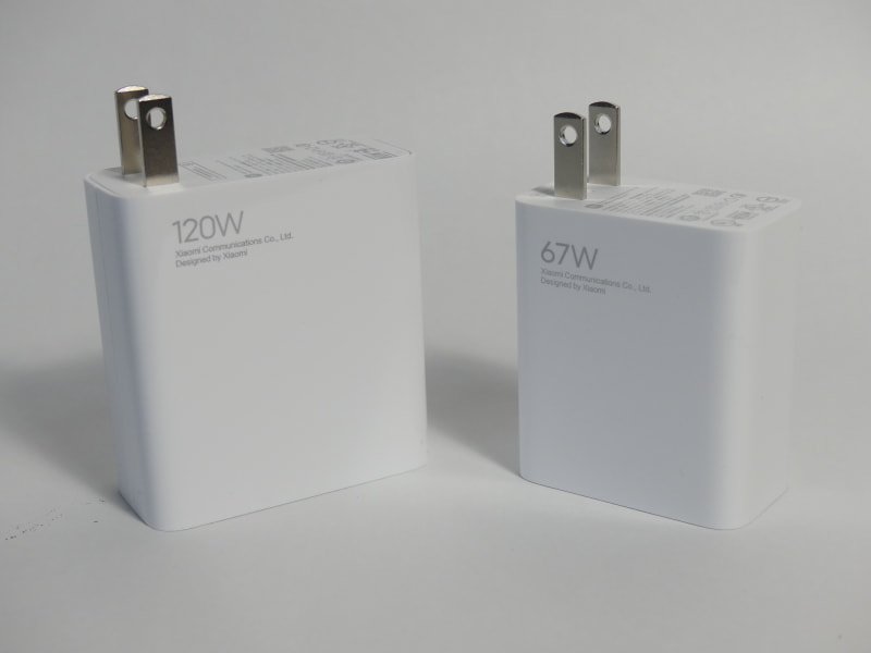 同梱の有線充電器を利用すると、驚くほどの速さで充電できる。ともにUSB Type-C（USB A to USB C）ケーブルも同梱されている。