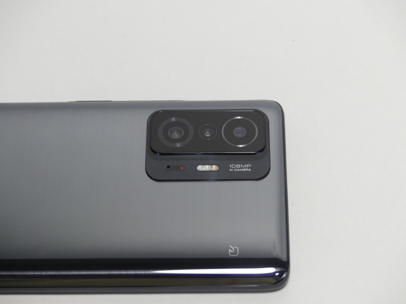 左から1億800万画素広角カメラ、500万画素テレマクロカメラ、800万画素超広角カメラ