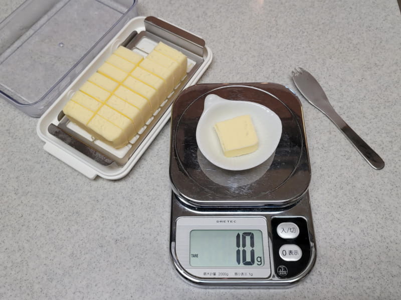 カットしたバターは状況によって両端の4個は誤差があるかもしれないが、殆どが実測10gだった。これは便利だ