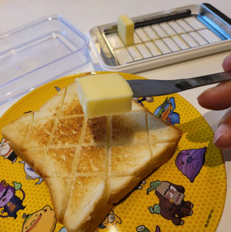 筆者の場合は、先割れバターナイフで刺してケースから取り出し、左右上下の順に上手く塗ってゆくとほぼ最後までバターナイフからバターが脱落するとかはなかった