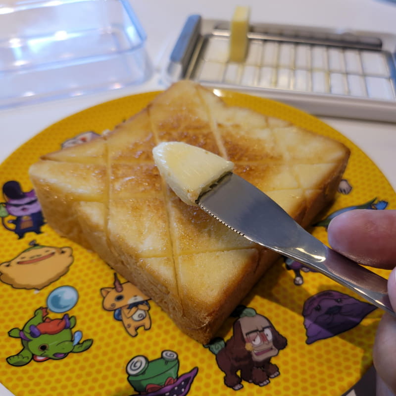 筆者の場合は、先割れバターナイフで刺してケースから取り出し、左右上下の順に上手く塗ってゆくとほぼ最後までバターナイフからバターが脱落するとかはなかった