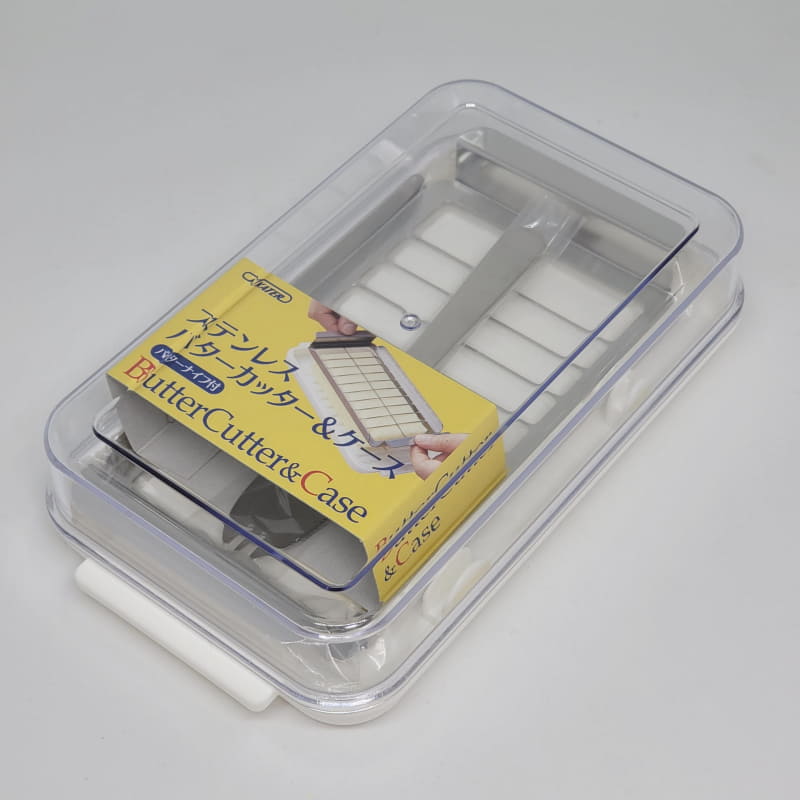 ケース内には、200gクラスの一般的バターを20ピースに切る為のバターカッターとプレート、透明の蓋、特殊な先割れバターナイフが付属する