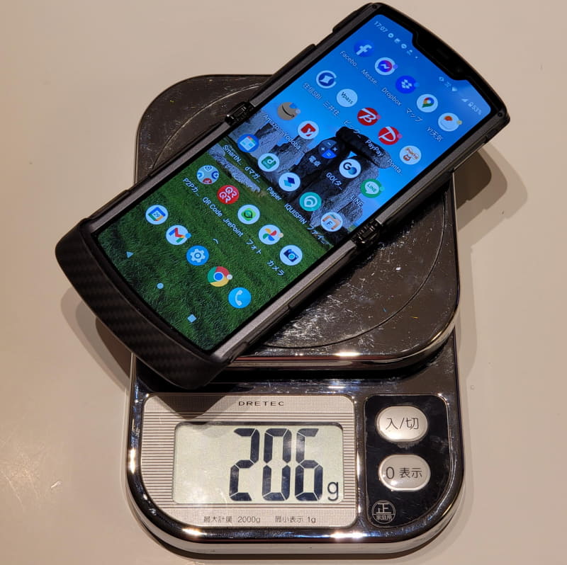 アラミドファイバーケース込みで実測206gは、コンパクトさの為にかえってずっしり感じる。中身の詰まったソリッド感は持ってみないと分からない快感なのが残念