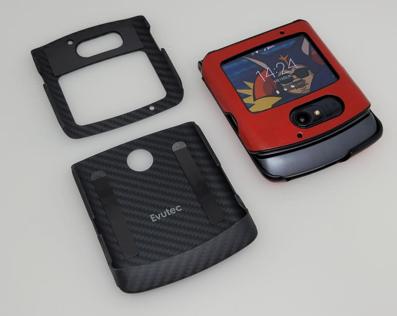 同じrazr用ケースでも、普通のプラスティックカバーに革を貼ったオシャレ系カバーは安価でコスパには優れた製品だが分厚く、razr独特のしゃくれた顎部分をカバーしてくれない。デザインとしての寂しさと強度の不安感が残る