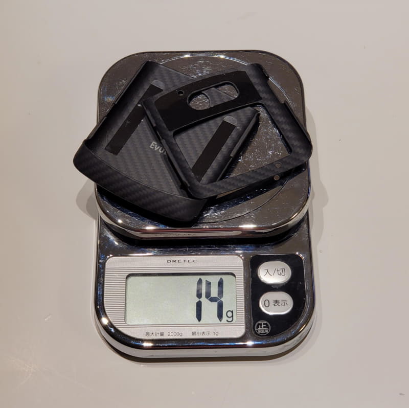 アラミドファイバーケースは実測たったの14g!