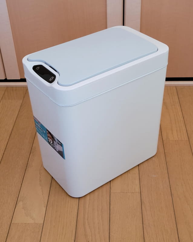 自室のゴミ箱は清潔感があり主張しないシンプル動作のモノが素晴らしい