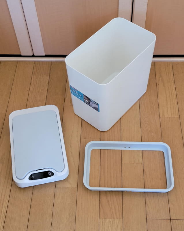 パッケージには3個のゴミ箱を構成するパーツと丁寧な取説が入っている