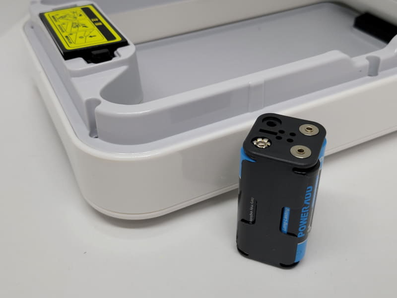 電池ケースを取り出し単3アルカリ乾電池を3本入れて戻す