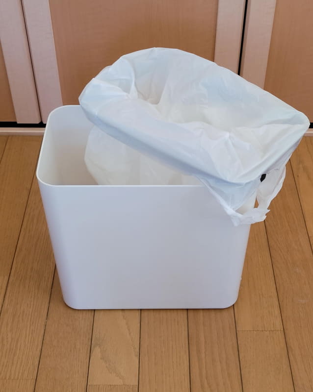 ゴミ袋をリングに取り付けゴミ箱本体に入れて蓋を取り付けるとスッキリ