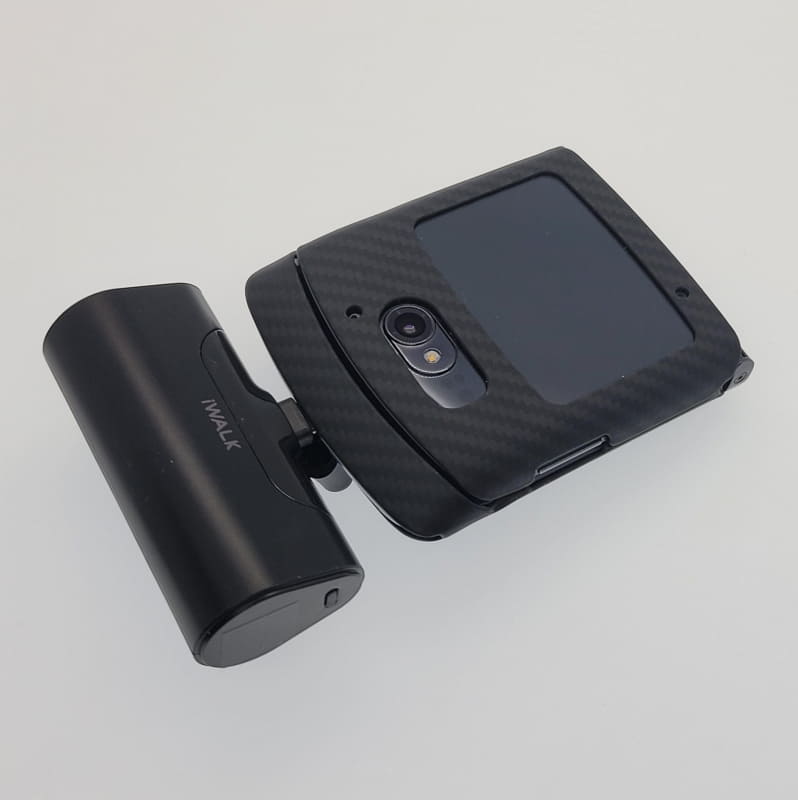 折り畳んだ状態が極めて小さなMotorola razr 5Gはちょっと違和感があるがディスプレイを開くと極めて普通だ