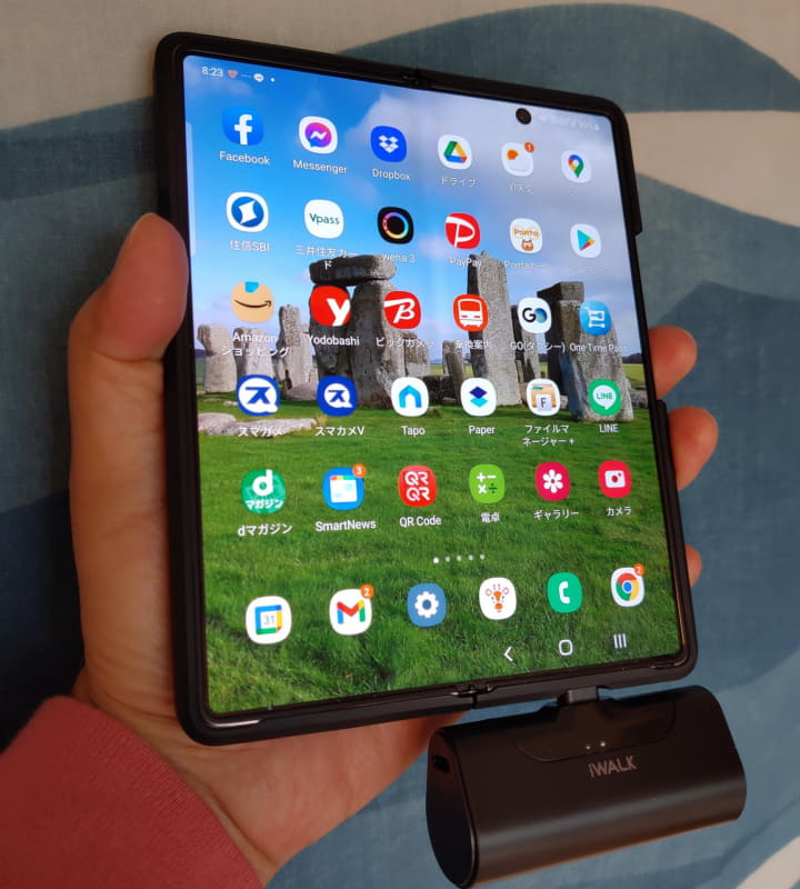 Galaxy Z Fold2 5Gは両画面使用時には液晶画面を開くのでアンバランスな感じになってしまう