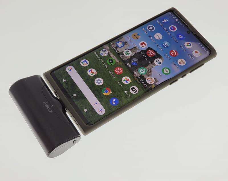 スマホ本体に直結して充電するモバイルバッテリーも徐々に出てきている
