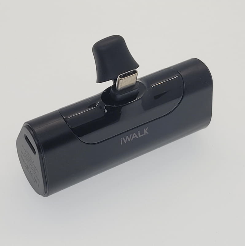 両側面には充電ポートと給電オン・オフスイッチが配置され、携帯時はType-Cポートはカバーされている