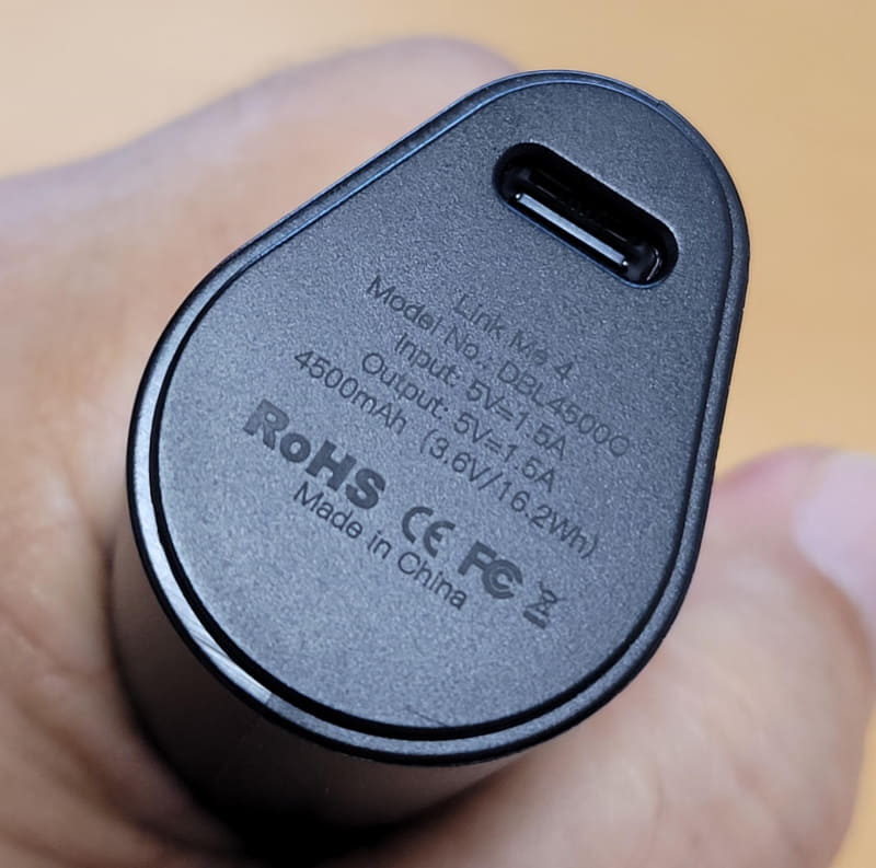 両側面には充電ポートと給電オン・オフスイッチが配置され、携帯時はType-Cポートはカバーされている