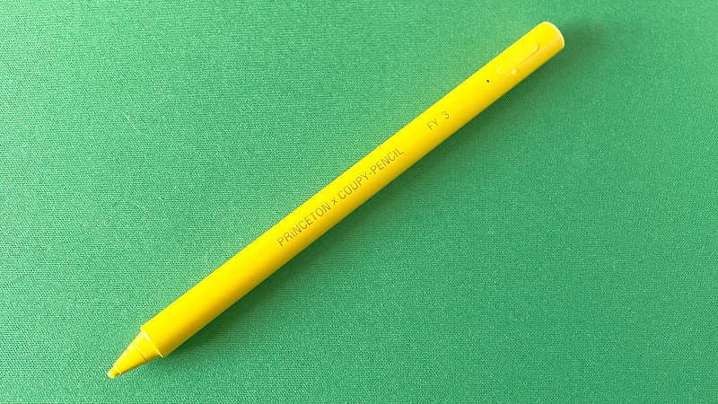 クーピーペンシルとコラボした「ACTIVE STYLUS タッチペン」。見た目はほぼクーピーそのもの。筆者は「きいろ」をチョイスしました。