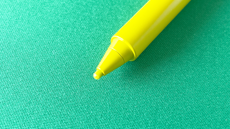 ペン先は樹脂製。替芯が3本付属します。