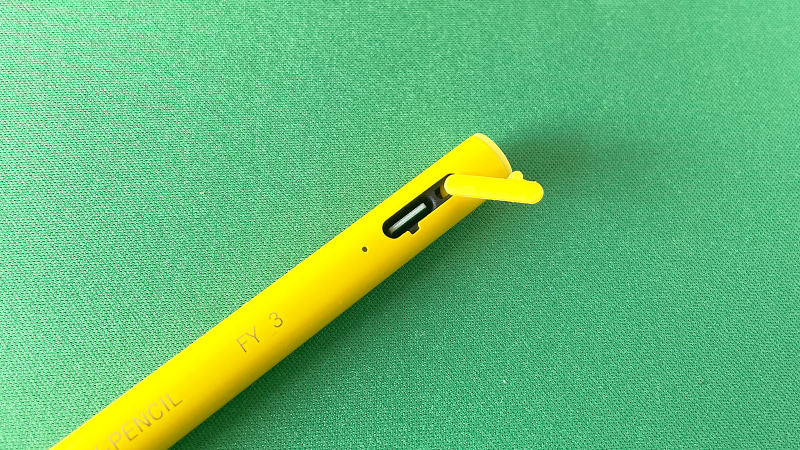 充電はUBC-C経由で行います。連続稼働時間は約90分とのこと。