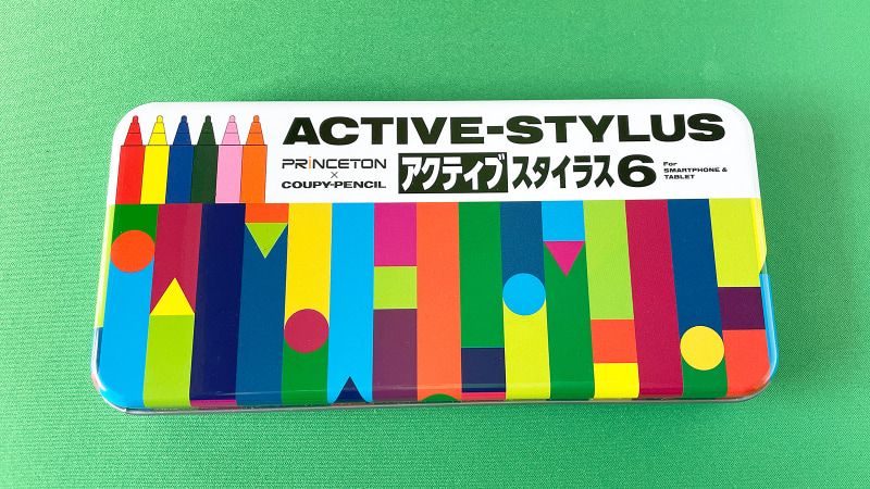 クーピーペンシルでおなじみのブリキ缶を模したケース。この缶も製品の一部だと思っています。