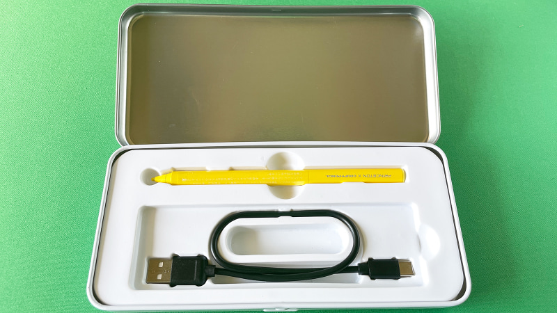 パカッと開けるとこんな感じ。ペン一本を収めるには大ぶりですが、ついこの缶も一緒に持ち歩いてしまいます。