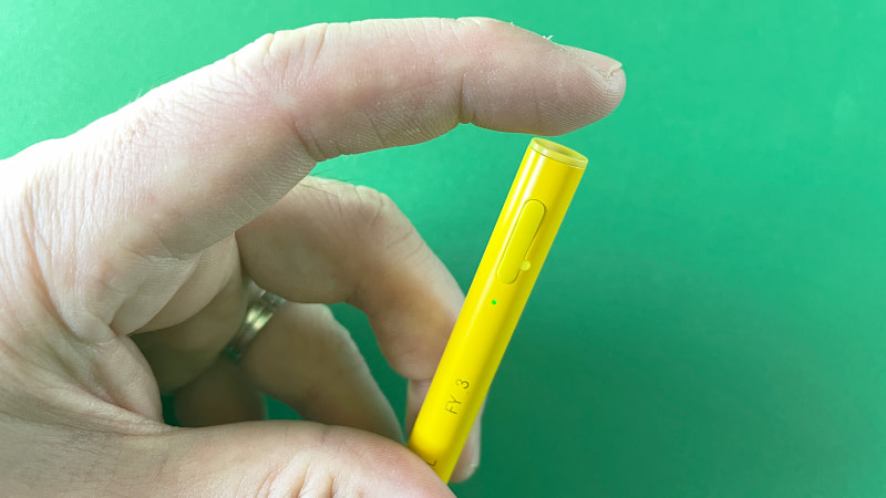 ペンの頭を軽く触ると電源が入り、長押しすることで「汎用モード」と「iPadモード」を切り替えられます。