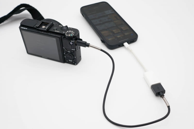 純正の「Lightning - USBカメラアダプタ」。iPhoneをデジカメに繋げられて便利、だけどUSBストレージだと電力が足りなくなりがち