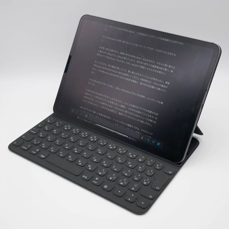 11インチiPad Pro。もうちょっと軽ければ、とは思うものの、キーボードをつけてもたいていのノートパソコンよりは軽い