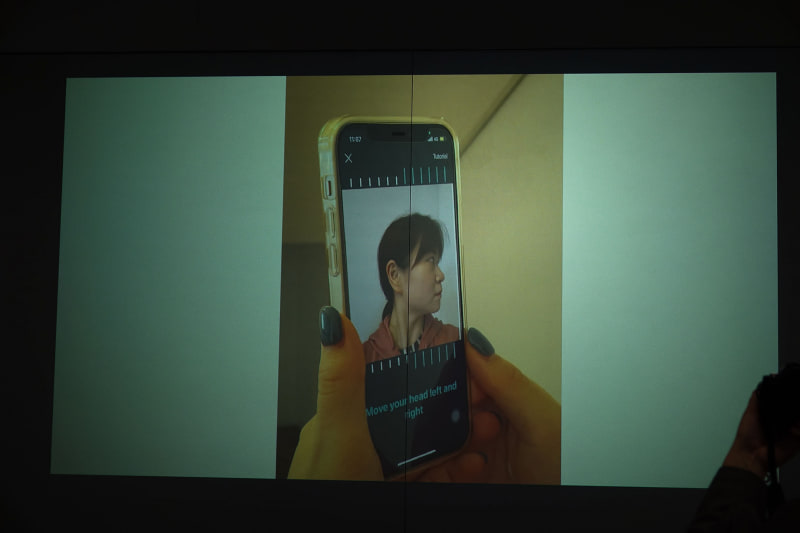 顔の撮影のようす（写真はソフトバンク担当者のもの）