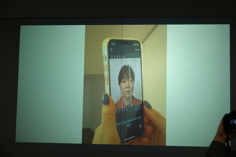 顔の撮影のようす（写真はソフトバンク担当者のもの）