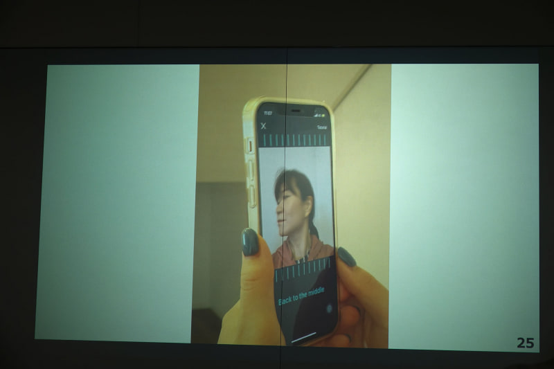 顔の撮影のようす（写真はソフトバンク担当者のもの）