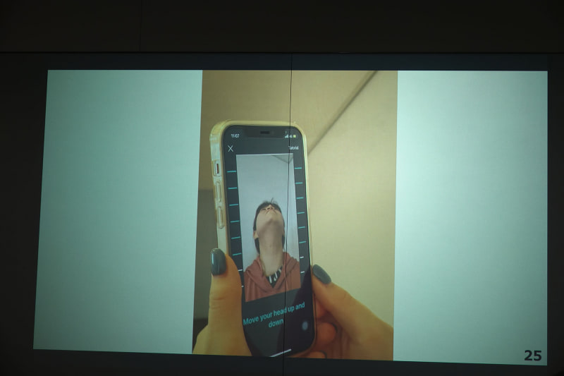 顔の撮影のようす（写真はソフトバンク担当者のもの）