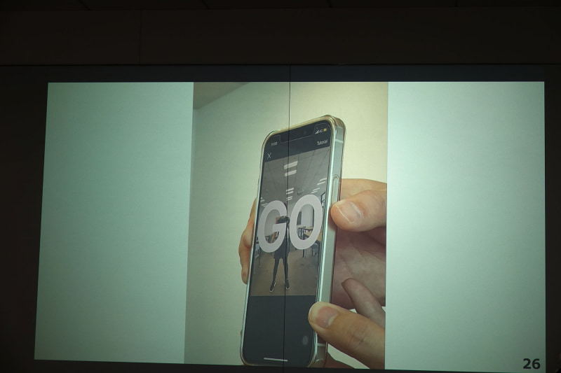 全身の撮影のようす（写真はソフトバンク担当者のもの）