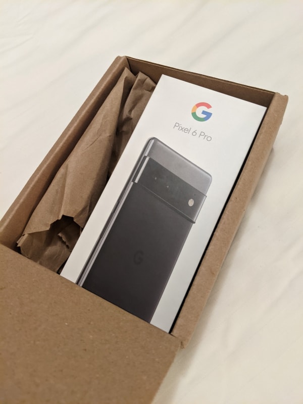 サンフランシスコの友人宅に届いたPixel 6 Proの段ボールを開封したところ。日本と違ってポテトチップスは入っていない
