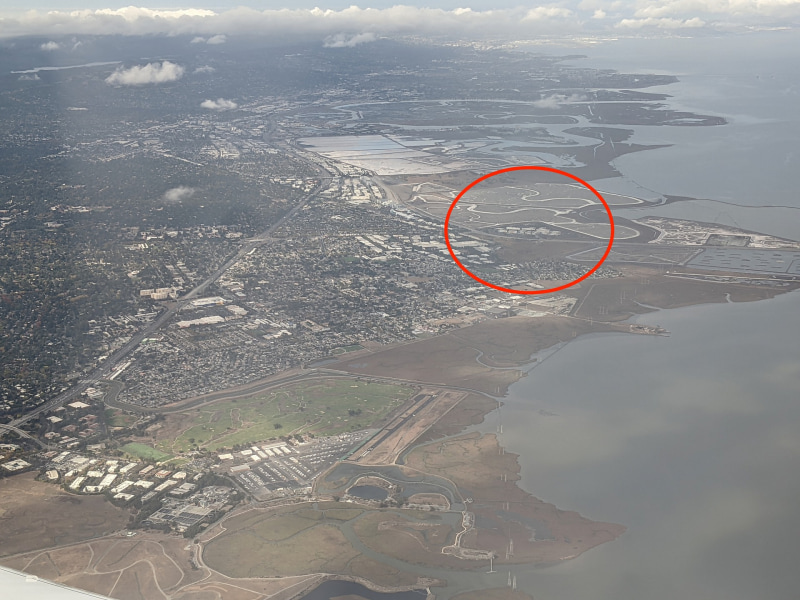 Pixel 6 Proを受け取りに飛行機で成田からサンフランシスコへ。到着間際に社名変更が話題になったMeta（旧名：Facebook）の本社キャンパスが見えた