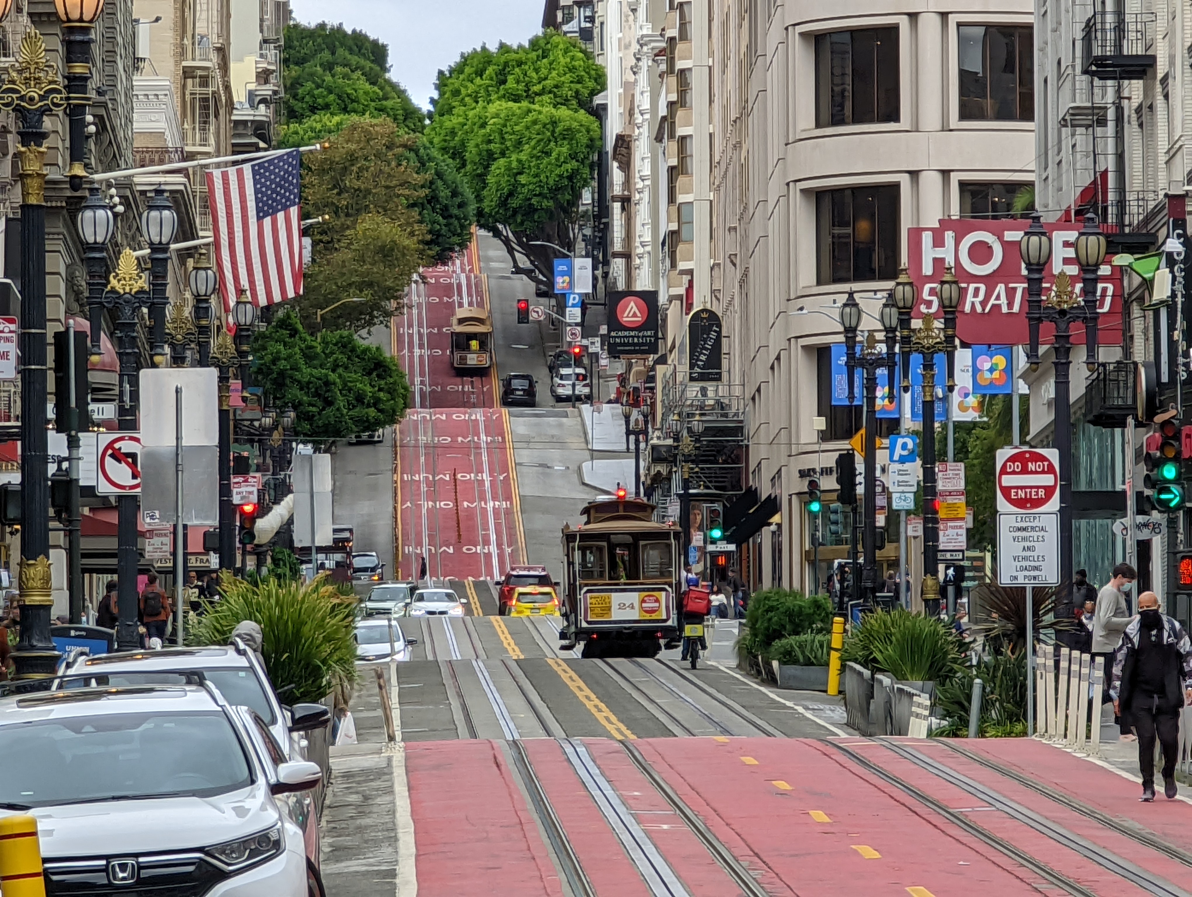 サンフランシスコの坂を一番低い位置から撮影したところ