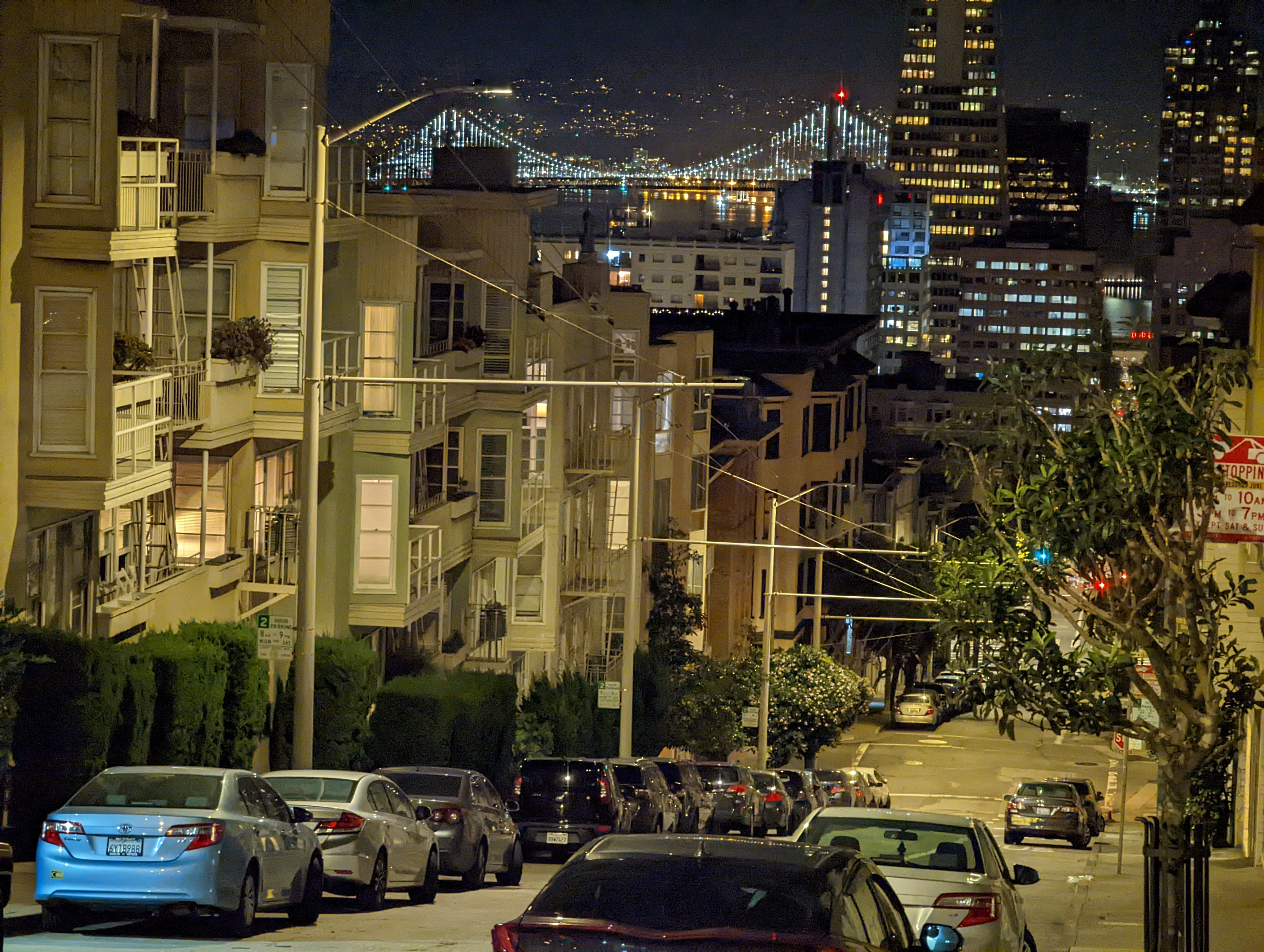 ノブヒルから対岸のオークランドが見えるベイブリッジを背景に4倍ズームで