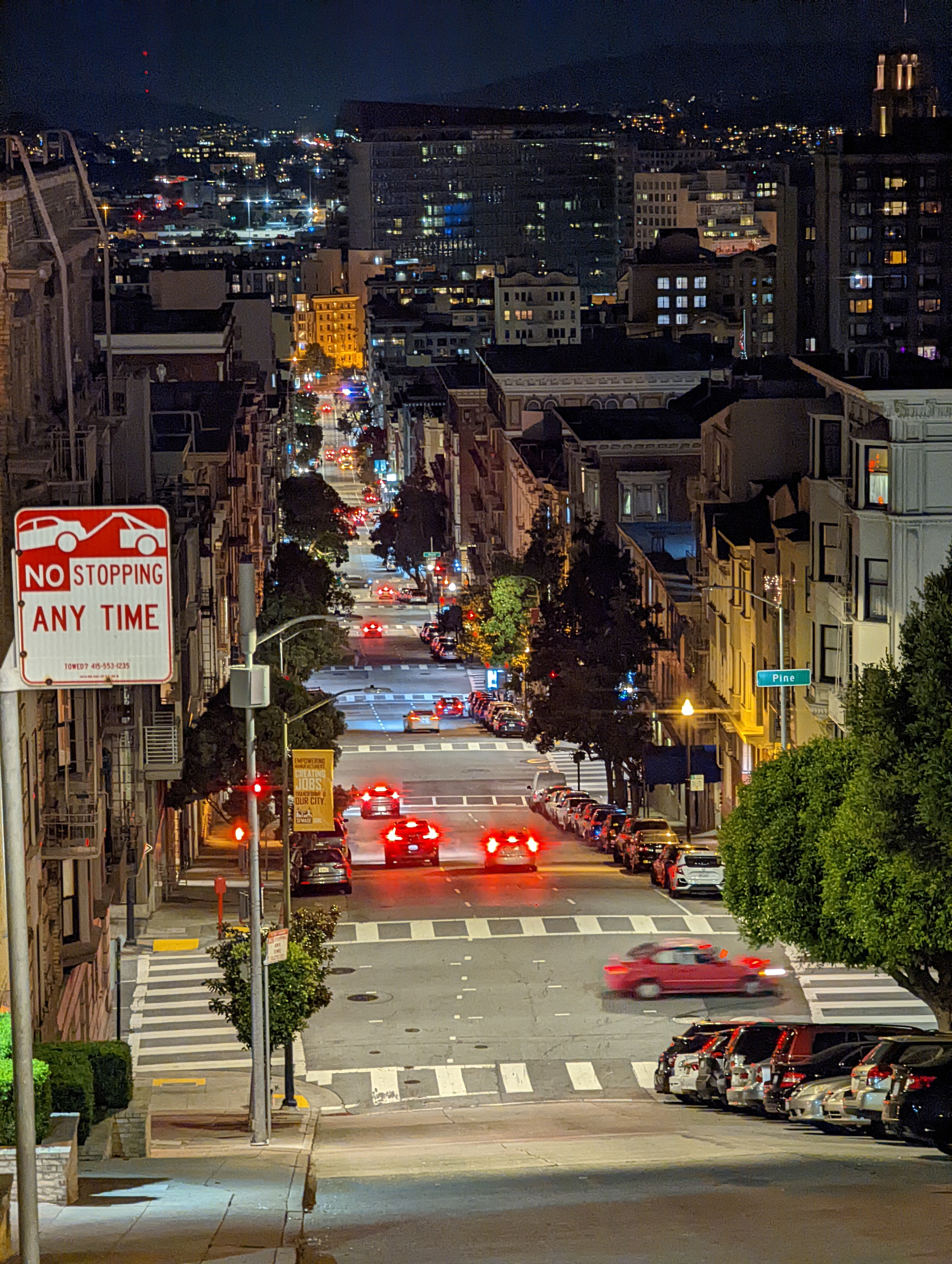 ノブヒルでは最も勾配の大きいジョーンズ通りを見下ろしたところ