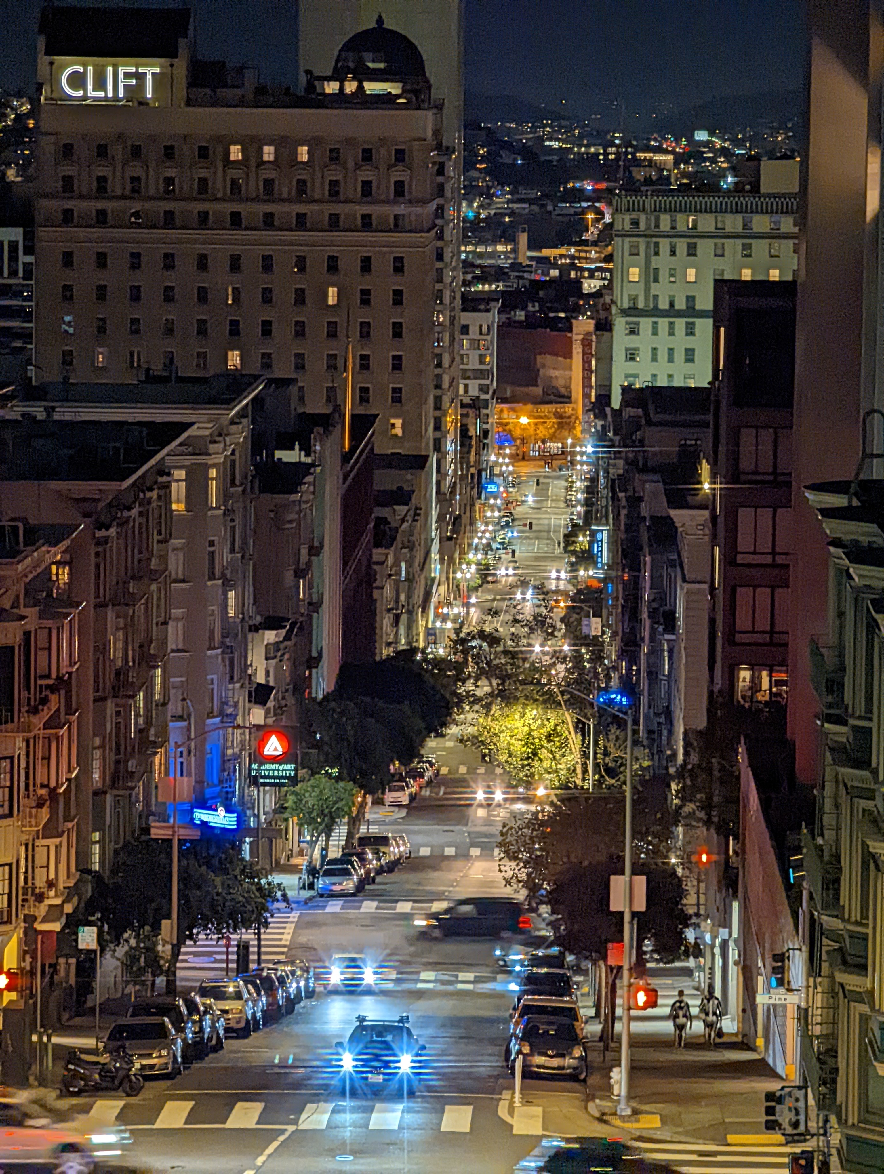 隣のテイラー通りの勾配。繁華街が近いのでライトが複雑に入って賑やかに見える