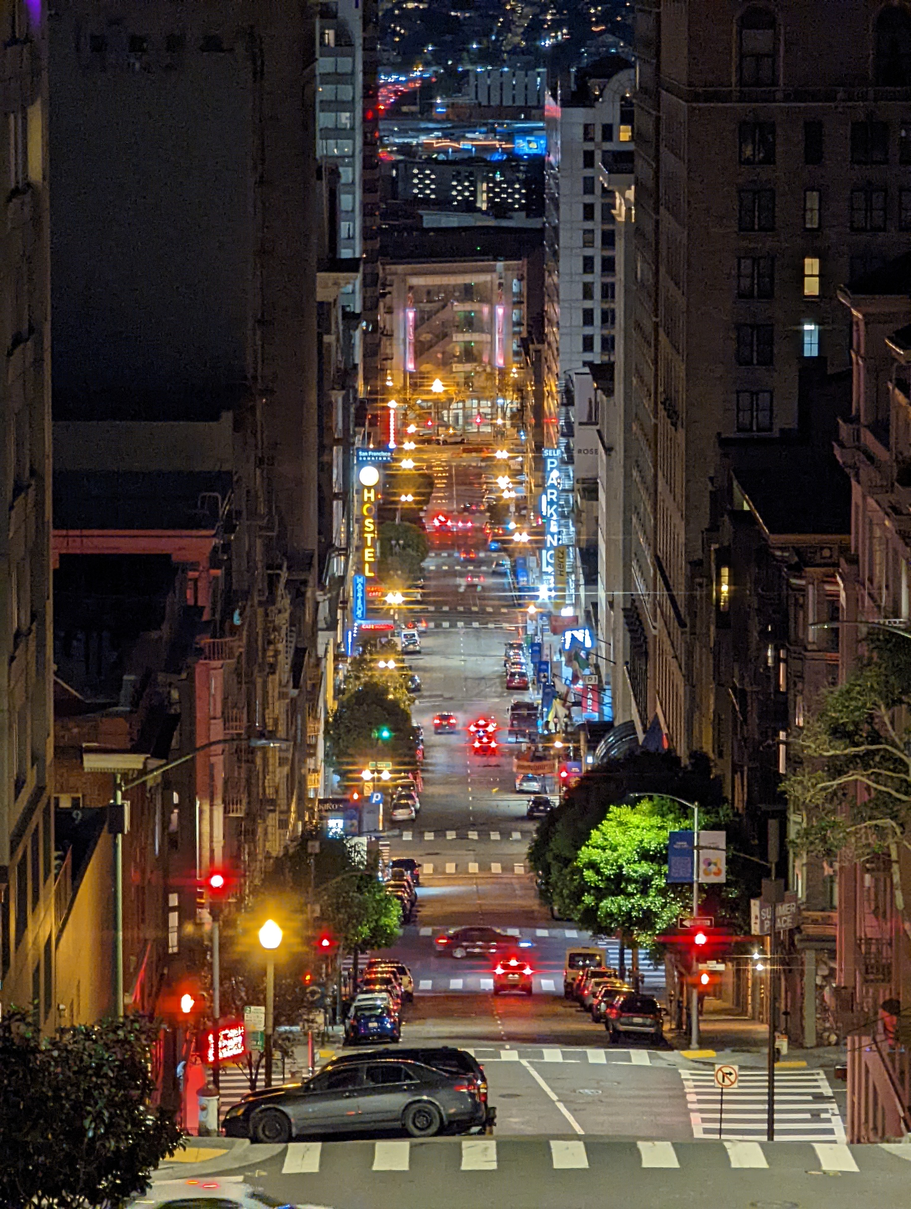 メイソン通りを最大ズームで。夜景モード効果で思った以上にディテールがきちんと再現されている