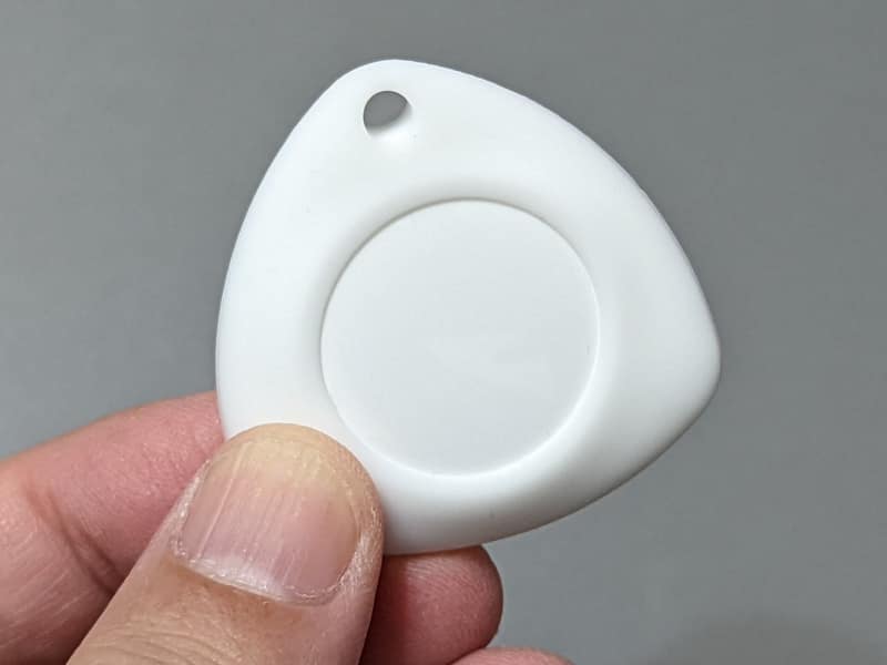 シリコン素材なのではめ込むだけで取り付け完了。厚みはかなりある