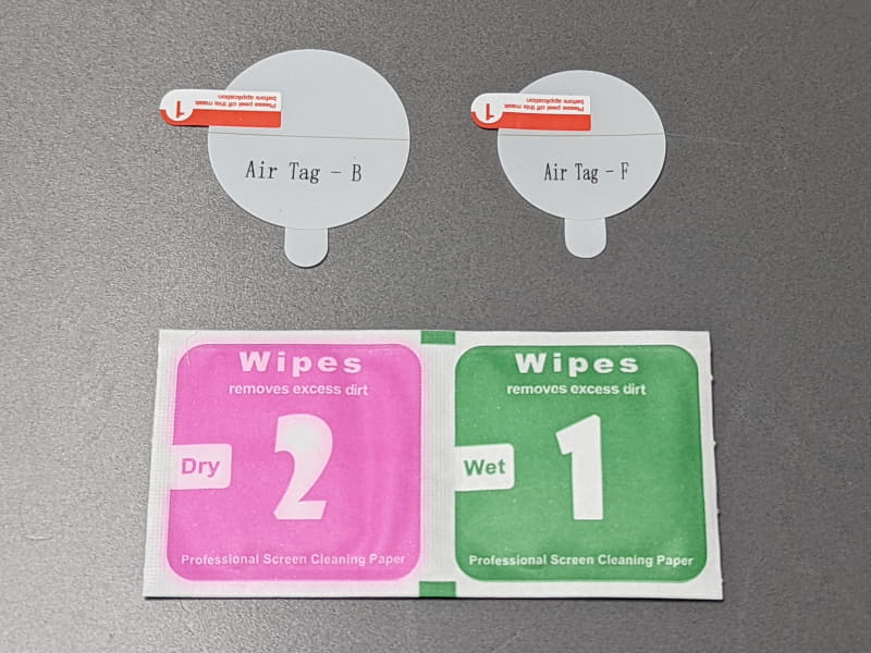 保護フィルムは表裏が各1枚ずつと、クリーナークロスのセット