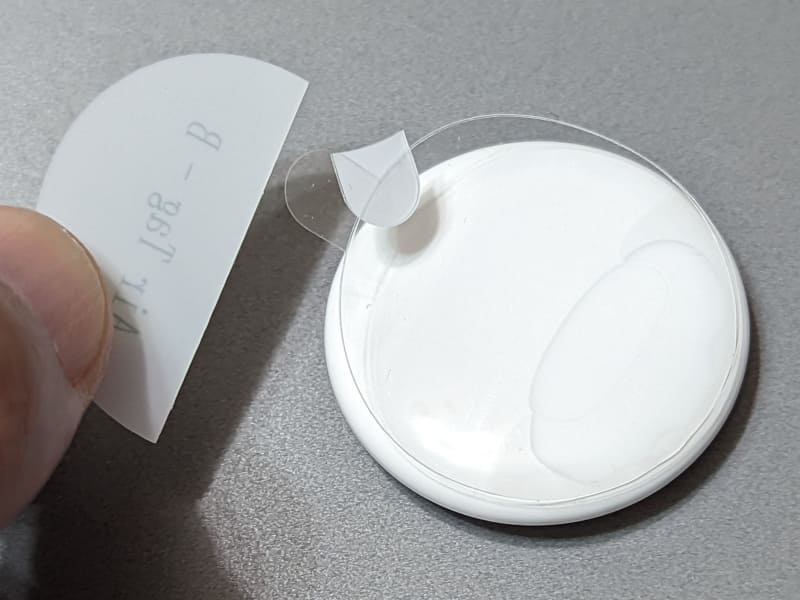 クリーナークロスで取付面を拭いたあと、剥離フィルムをはがして貼り付ける