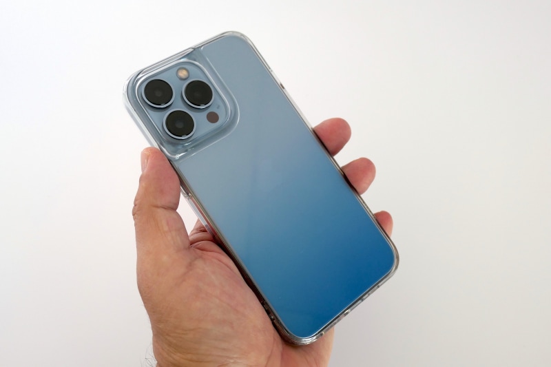 背面パネルの強化ガラスを用いたグラデーションのケースを使用。TORRASというメーカーの製品で、Amazonで2470円で購入。シエラブルーとグラデーションが混じり合って、いい感じだと思いませんか？