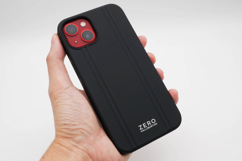 ブラックはラバーっぽく、滑り止めになりそうな質感。光沢もいっさいないのが面白い