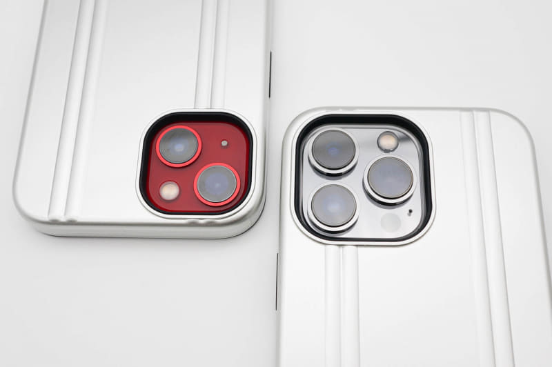 iPhone 13（左）とiPhone 13 Pro（右）。カメラ部の大きさがけっこう違う