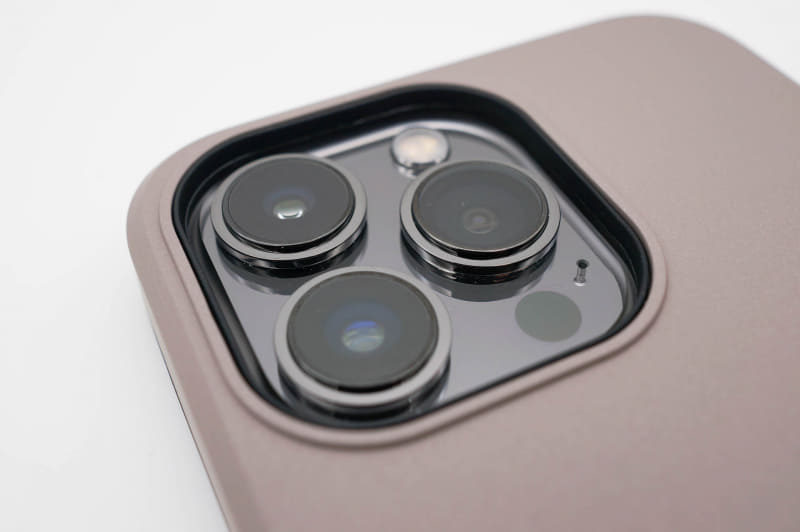 カメラのレンズよりもケースの方が分厚く出っ張っているデザイン