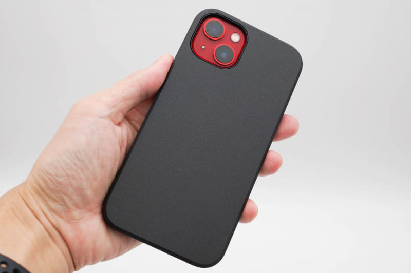 ブラックも光を反射しないわけではなく、照明下では独特の感じになる